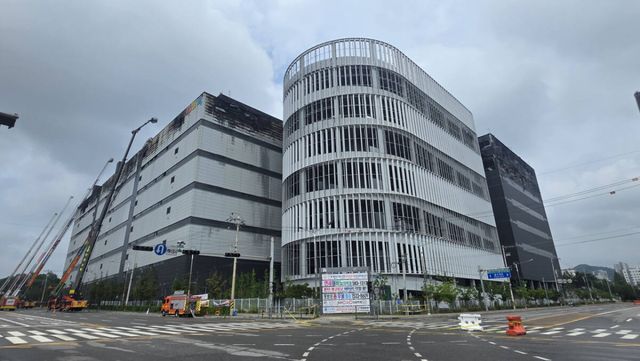 22일 오후 인천 서해구 쿠팡 제32물류센터 화재 현장에서 소방당국이 완전 진화를 위해 건물 외부에 고가·굴절차 등 장비를 배치한 채 잔불 진화 작업을 이어가고 있다. 장민재기자