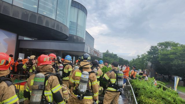22일 오후 경기도 광주시 곤지암읍 곤지암도자공원 내 박물관에서 낙뢰로 소화설비가 오작동하는 사고가 발생해 소방대원들이 현장을 수습하고 있다. 독자 제공
