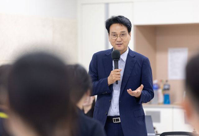 안민석 경기도교육감이 21일 화성 삼괴고 학생자치회 워크숍에서 인사말을 하고 있다. 경기도교육청 제공