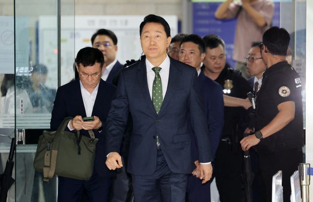 정치 브로커 명태균씨로부터 여론조사 결과를 받아보고 후원자에게 비용을 대납하게 한 혐의로 기소된 오세훈 서울시장이 22일 오후 서울 서초구 서울중앙지법에서 열린 선고 공판을 마친 뒤 법정을 나서고 있다. 연합뉴스