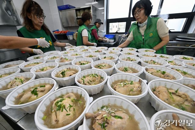 대서를 하루 앞둔 22일 오전 수원특례시 장안구 영화동행정복지센터에서 영화동 새마을부녀회 회원들이 관내 취약계층에게 전달할 삼계탕을 준비하고 있다. 김시범기자