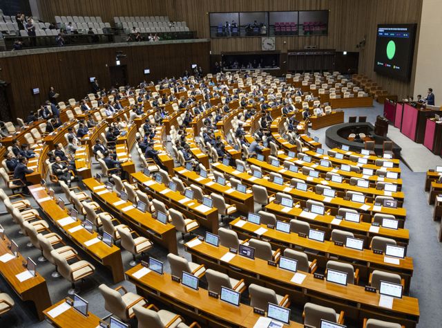 지난 21일 국회에서 열린 7월 임시국회 제1차 본회의에서 전날 상정된 2차 종합특검 연장법안(윤석열·김건희에 의한 내란·외환 및 국정농단 행위의 진상규명을 위한 특별검사 임명 등에 관한 법률 일부개정법률안)이 국민의힘이 불참한 채 통과되고 있다. 연합뉴스