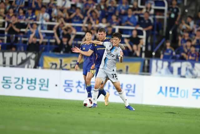 인천 이청용이 21일 울산 문수축구경기장에서 열린 울산과 경기에서 트로야크가 볼 경합을 벌이고 있다. 한국프로축구연맹 제공
