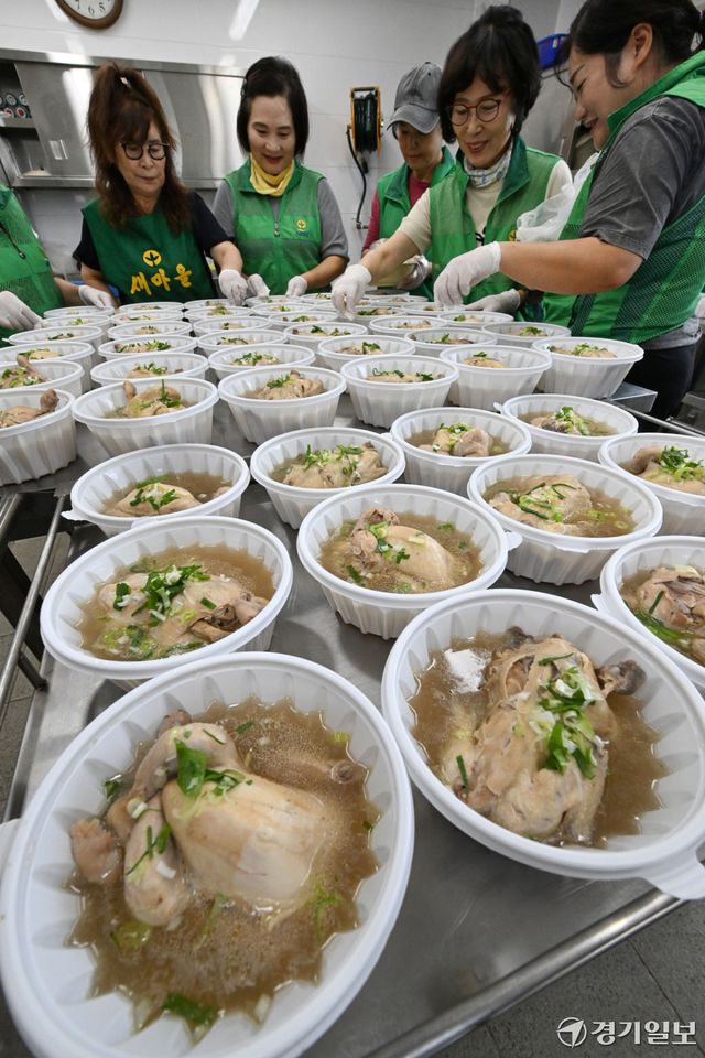 대서를 하루 앞둔 22일 오전 수원특례시 장안구 영화동행정복지센터에서 영화동 새마을부녀회 회원들이 관내 취약계층에게 전달할 삼계탕을 준비하고 있다. 김시범기자