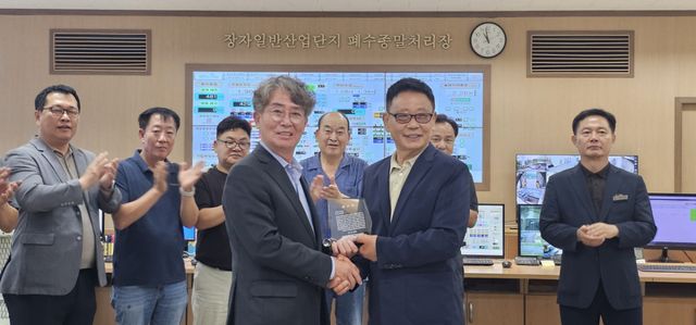 21일 포천시 신북면 장자공공폐수처리시설에서 최종국 장자일반산업단지협의체 이사장이 김효진 포천도시공사 사장에게 감사패를 전달하자 함께한 입주기업 대표들이 박수로 감사의 뜻을 전하고 있다. 손지영기자