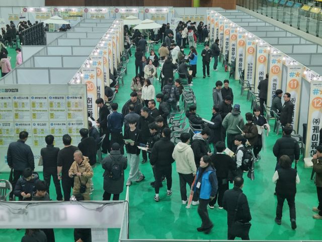 포천지역 채용박람회를 찾은 구직자들이 기업별 부스를 둘러보며 취업 상담과 채용 정보를 확인하고 있다. 포천시 제공