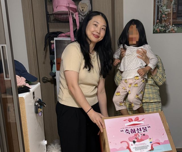 양평군으로부터 셋째아 이상 출산 후원물품을 전달받은 가정. 양평군 제공