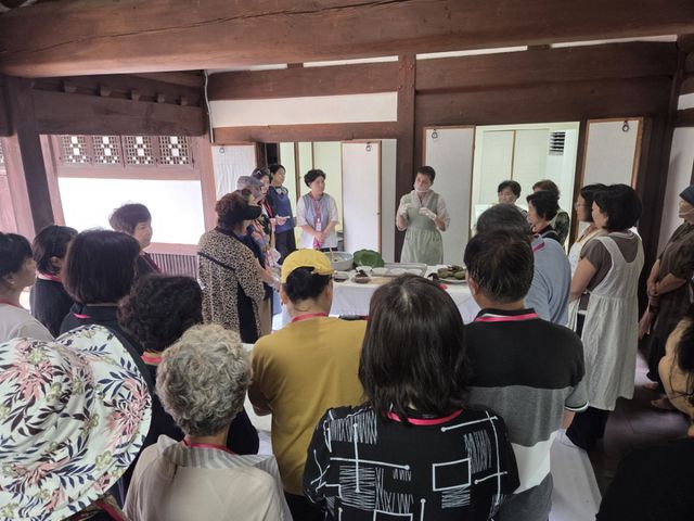 지난 22일 남양주시 평내동궁집에서 ‘궁집에서 만나는 왕실이야기 - 화길옹주의 혼례수업’ 을 참가자들과 진행하고 있다. 남양주시 제공