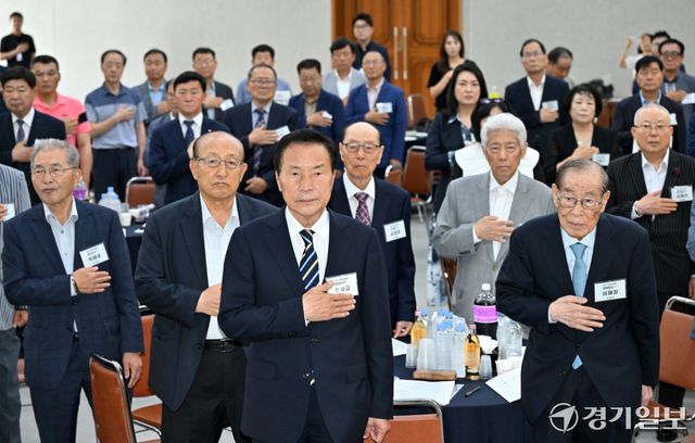 23일 옛 경기도청 컨퍼런스홀에서 열린 ‘경기도민회 제41회 임시총회’에서 제20대 경기도민회장으로 취임한 손학규 전 경기도지사와 참석자들이 국민의례를 하고 있다. 손 회장은 “회원 간 화합과 소통을 바탕으로 40년 전통을 계승하고, 공익성과 투명성을 높여 신뢰받는 단체로 도약시키겠다”고 밝혔다. 김시범기자