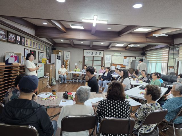 위기대응활동가가 22일 구암리 마을회관에서 열린 위기대응 실무교육에서 안전사고 대응 방법 등을 설명하고 있다. 서정대학교 제공