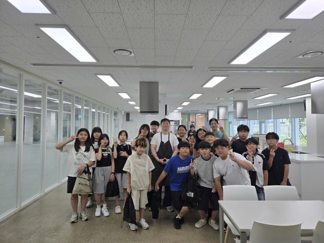 시흥시가 시흥시인재양성재단이 위탁 운영하는 학교복합시설 소래너나들이센터가 진행한 드림온 직업체험 진로스쿨 운영을 마무리했다. 시흥시 제공