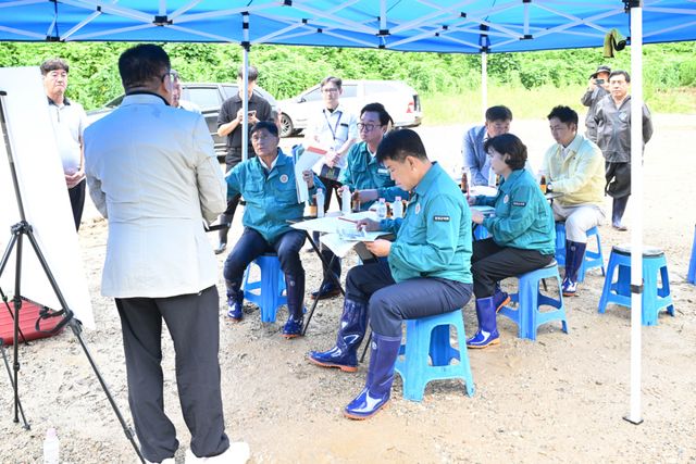 연천군의회가 주요 현안 사업장을 찾아 추진 상황을 점검하고 있다. 연천군의회 제공