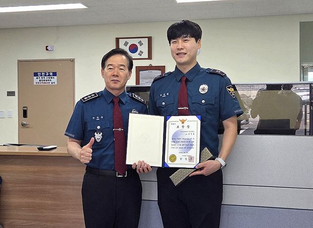 한창훈 인천경찰청장이 23일 강화경찰서 길상파출소에서 마약사범 피의자를 검거한 경찰관에게 표창을 수여하고 있다. 인천경찰청 제공