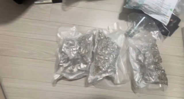 해경이 현장에서 압수한 포장 대마. 평택해경 제공