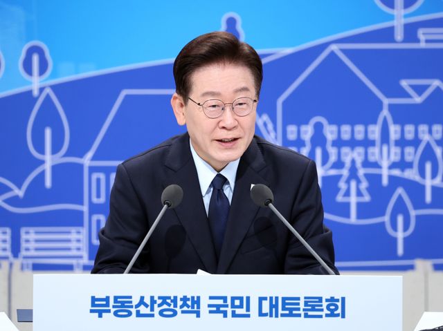 이재명 대통령이 23일 서울 여의도 KBS에서 열린 부동산정책 국민 대토론회에서 발언하고 있다. 연합뉴스