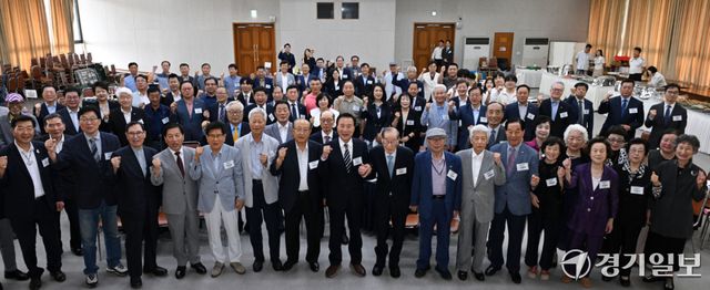 23일 옛 경기도청 컨퍼런스홀에서 열린 ‘경기도민회 제41회 임시총회’에서 제20대 경기도민회장으로 취임한 손학규 전 경기도지사와 참석자들이 기념촬영을 하고 있다. 손 회장은 “회원 간 화합과 소통을 바탕으로 40년 전통을 계승하고, 공익성과 투명성을 높여 신뢰받는 단체로 도약시키겠다”고 밝혔다. 김시범기자