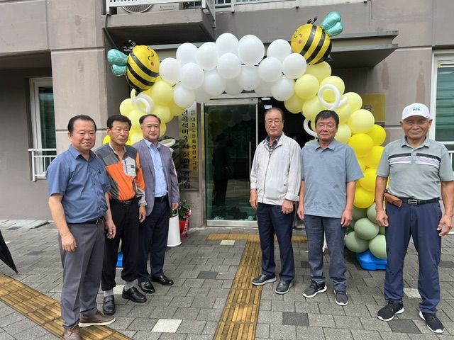 지난 22일 연천군 전곡석미모닝파크3차 아파트 경로당 개소식에 참석한 관계자와 어르신들이 기념촬영을 하고 있다. 연천군 제공