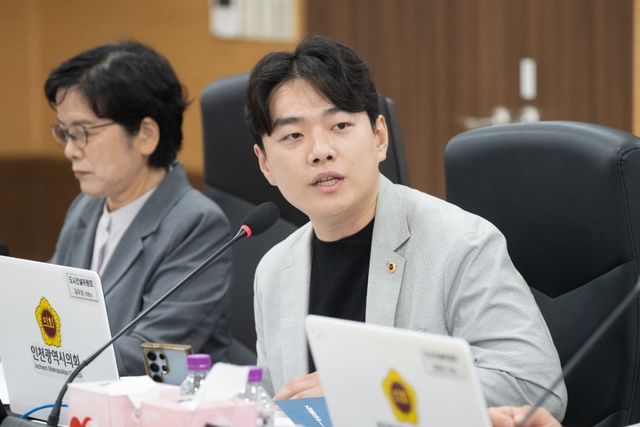 김우성 인천시의원(더불어민주당·연수2)이 최근 열린 제312회 인천시의회 임시회 도시건설위원회 해양항공국 주요업무보고에서 이한남 인천시 해양항공국장에게 여객선 운임 지원 사각지대 해소 방안을 질의하고 있다. 인천시의회 제공