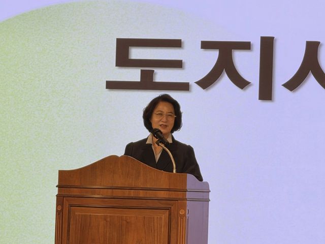 추미애 경기도지사가 24일 경기경제과학진흥원 광교홀에서 열린 경기도 기우회 7월 월례회에 참석해 인삿말을 하고 있다. 오민주 기자