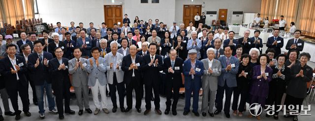23일 옛 경기도청 컨퍼런스홀에서 열린 ‘경기도민회 제41회 임시총회’에서 제20대 경기도민회장으로 취임한 손학규 전 경기도지사와 참석자들이 기념촬영을 하고 있다. 손 회장은 “회원 간 화합과 소통을 바탕으로 40년 전통을 계승하고, 공익성과 투명성을 높여 신뢰받는 단체로 도약시키겠다”고 밝혔다. 김시범기자