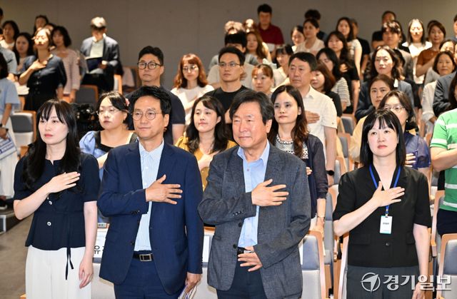 23일 오후 경기도교육청 조원청사에서 열린 ‘2026 경기교사노동조합 교권 포럼’에서 안민석 경기도교육감과 경기지역 교사 등이 국민의례를 하고 있다. 김시범기자