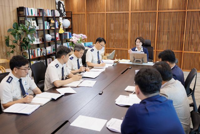 지난 22일 추미애 경기도지사가 ‘인천 물류센터 화재 관련 긴급 대책회의’를 개최하고, 예방부터 현장 대응에 이르는 도내 물류시설 화재안전관리 종합 강화대책을 논의하고 있다. 경기도 제공