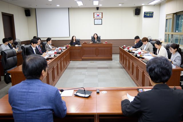 용인특례시의회 자치행정위원회는 23일 2026년도 제3차 공유재산 관리계획안 ‘반다비 체육센터 건립’ 사업에 대한 안건 심의가 진행 중인 모습. 용인특례시의회 제공
