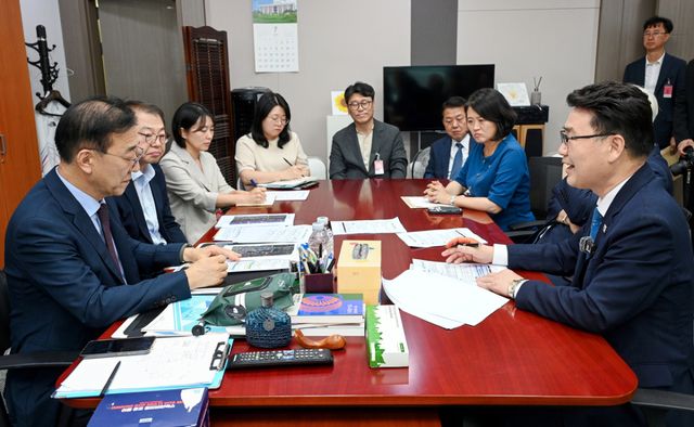 김원기 의정부시장이 23일 오후 국회에서 김윤덕 국토부장관에게 8호선 의정부 연장 필요성을 설명하고 있다. 의정부시 제공