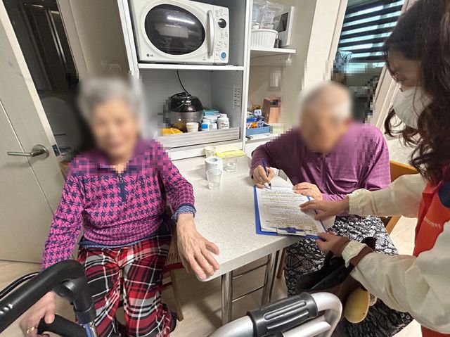 장곡동 행정복지센터 관계자가 관내 가정에 방문해 통합돌봄 서비스를 제공하고 있다. 시흥시 제공
