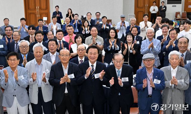 23일 옛 경기도청 컨퍼런스홀에서 열린 ‘경기도민회 제41회 임시총회’에서 제20대 경기도민회장으로 취임한 손학규 전 경기도지사와 참석자들이 기념촬영을 하고 있다. 손 회장은 “회원 간 화합과 소통을 바탕으로 40년 전통을 계승하고, 공익성과 투명성을 높여 신뢰받는 단체로 도약시키겠다”고 밝혔다. 김시범기자