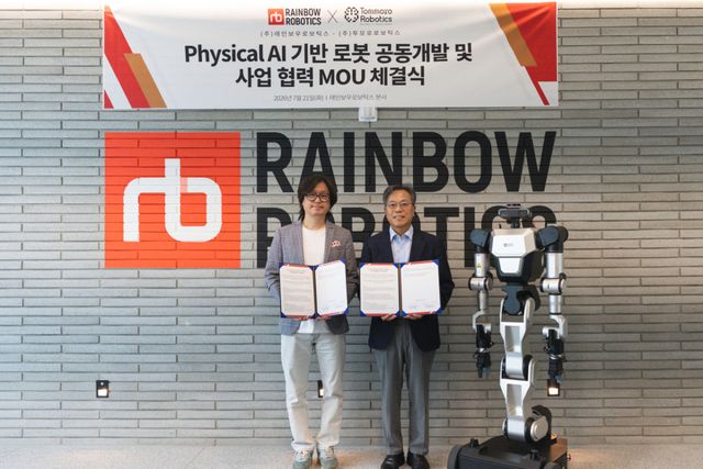 장병탁 투모로 로보틱스 대표(우측)와 이정호 레인보우로보틱스 대표(좌측)가 지난 지난 7월 21일 세종특별시에 위치한 레인보우로보틱스 본사에서 ‘Physical AI 기반 로봇 공동개발 및 사업 협력’을 위한 업무 협약을 체결한 뒤 기념 촬영을 하고 있다. 투모로 로보틱스 제공