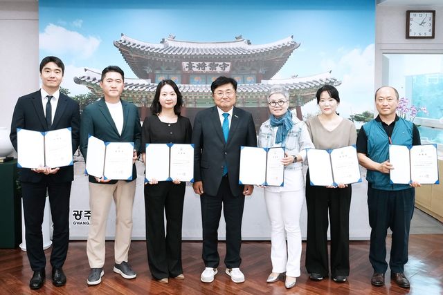 박관열 광주시장이 지난 22일 공동주택관리 분야의 전문성과 공정성을 강화하기 위해 공동주택관리 분쟁조정위원회 위원 6명을 새롭게 위촉한 뒤 기념촬영을 하고 있다. 광주시 제공