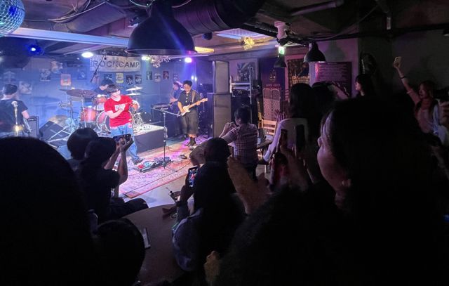 24일 인천 부평구 라이브클럽 ‘락캠프’에서 모인 관객들이 ‘향’의 무대를 즐기고 있다. 손신욱 기자