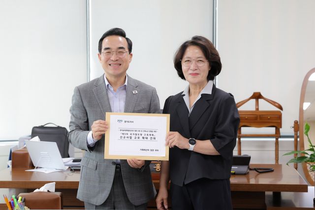 24일 추미애 경기도지사가 정부서울청사에서 박홍근 기획예산처 장관을 만나 도의 5개 주요 현안사업에 대한 협조를 요청하고 있다. 경기도 제공