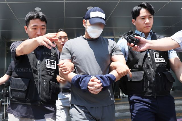 화성 동탄신도시 일대에서 수십억 원대 전세 사기를 저지르고 해외로 달아났다 강제 송환된 검찰 수사관이 24일 구속 전 피의자 심문(영장실질심사)에 출석하기 위해 경기도 용인동부경찰서 유치장에서 나오고 있다. 연합뉴스