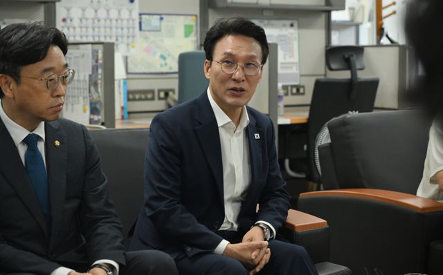 더불어민주당 김민석 당 대표 후보가 24일 인천시청 기자실에서 감담회를 갖고 기자들의 질문에 답하고 있다.