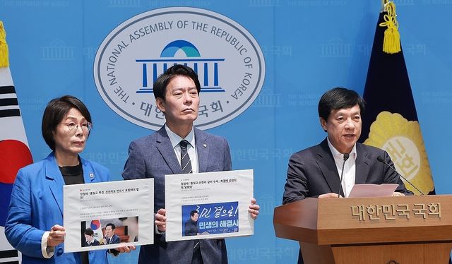 더불어민주당 최고위원 후보인 이성윤·한민수·최민희 의원이 22일 국회 소통관에서 김민석 당 대표 후보가 제기한 '신천지' 관련 의혹과 관련해 근거 제시를 요구하는 기자회견을 하고 있다. 연합뉴스