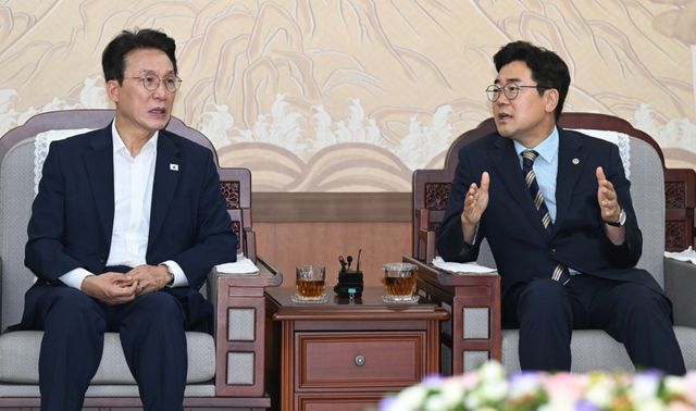 더불어민주당 김민석 당 대표 후보가 24일 인천시청을 방문해 박찬대 인천시장과 이야기를 나누고 있다. 조병석 기자