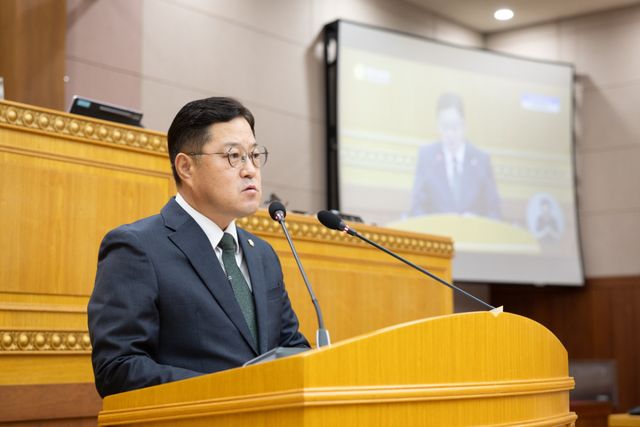 김현수 양주시의원이 24일 열린 제391회 임시회 제5차 본회의에서 대표발의한 ‘양주교육지원청 신속한 분리·신설 및 가칭 경기미래체육고등학교 설립 촉구 건의안’에 대한 제안설명을 하고 있다. 양주시의회 제공