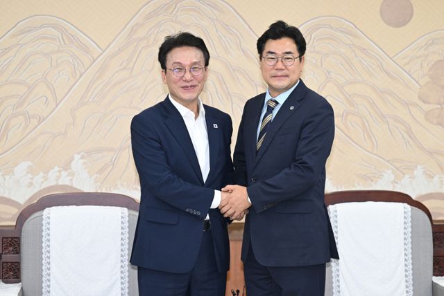 더불어민주당 김민석 당 대표 후보가 24일 인천시청을 방문해 박찬대 인천시장과 인사를 나누고 있다. 조병석 기자