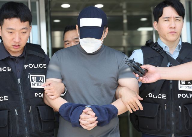 화성 동탄신도시 일대에서 30억원대 전세 사기를 저지르고 해외로 달아났다 강제 송환된 검찰 수사관이 24일 구속 전 피의자 심문(영장실질심사)에 출석하기 위해 경기도 용인동부경찰서 유치장에서 나오고 있다. 연합뉴스