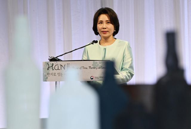 이재명 대통령과 미국을 방문 중인 김혜경 여사가 24일(현지시간) 샌프란시스코 더 펄에서 열린 '한지로 잇는 시간과 미래' 행사에서 발언하고 있다. 연합뉴스