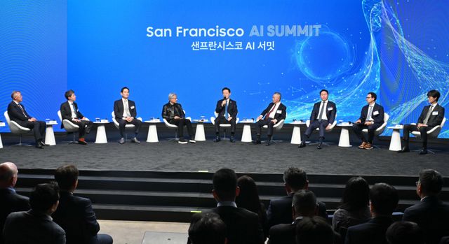 이재명 대통령이 24일(현지시간) 미국 샌프란시스코 더 미드웨이에서 열린 '샌프란시스코 AI 서밋'에서 발언하고 있다. 왼쪽부터 정의선 현대차그룹 회장, 샘 올트먼 오픈AI 최고경영자, 이재용 삼성전자 회장, 젠슨 황 엔비디아 최고경영자, 이재명 대통령, 혹 탄 브로드컴 최고경영자, 최태원 SK 회장, 다리오 아모데이 앤트로픽 최고경영자, 이해진 네이버 이사회 의장. 연합뉴스