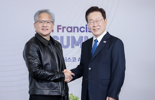 이재명 대통령이 24일(현지시간) 미국 샌프란시스코에서 젠슨 황 엔비디아 최고경영자(CEO)와 면담에 앞서 기념촬영을 하고 있다. 연합뉴스