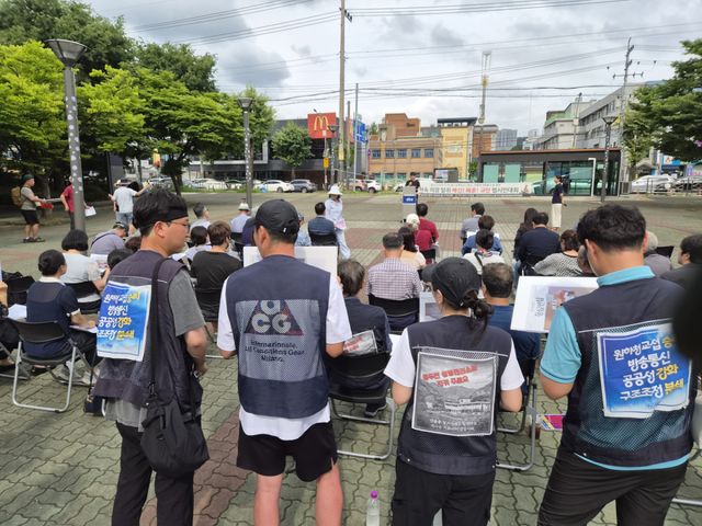 25일 경기북부평화시민행동과 더불어민주당 동두천시양주시연천군(을)지역위원회, 동두천옛성병관리소철거저지공대위가 공동 주최한 ‘임현숙 의장 탈취, 배신·패륜 정치 규탄 범시민대회’가 시민과 당원, 시민사회단체 관계자 등이 참석한 가운데 개최됐다. 송진의기자