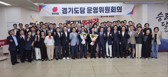 지난 24일 국민의 힘 경기도당 위원장에 당선된 김은혜 신임 위원장과 김선교 이임 위원장 등 도당 운영위원들이 필승을 외치며 기념촬영을 하고 있다./사진 =김선교 의원실