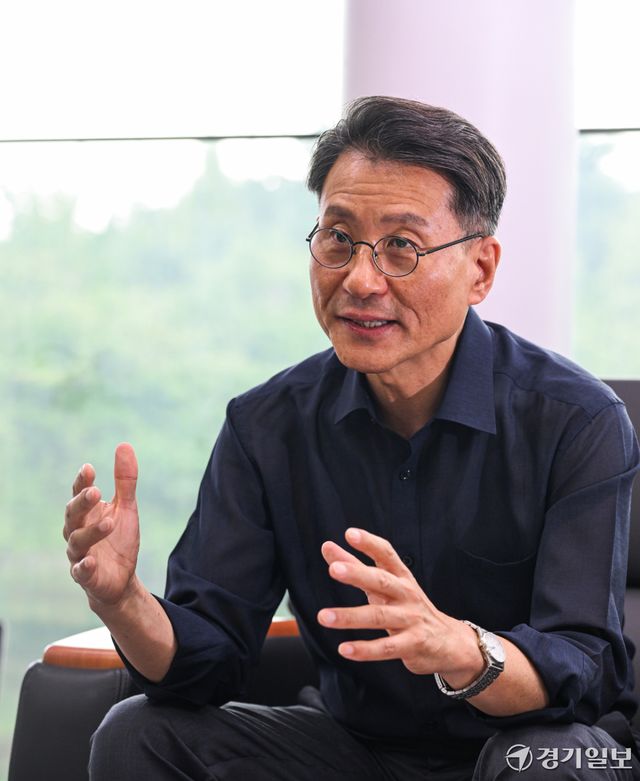 전승보 경기도미술관장이 개관 20주년을 맞이한 경기도미술관의 발자취와 향후 계획을 밝히고 있다. 윤원규기자