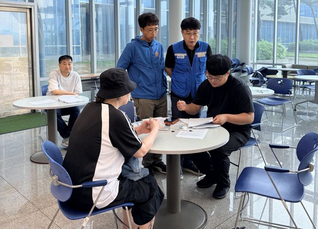 한국남동발전 영흥발전본부 관계자들이 정보통신비 지원사업 신청을 받고 있다. 영흥본부 제공
