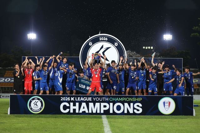 23일 열린 2026 K리그 U18 챔피언쉽에서 우승을 차지한 수원 삼성 U-18 매탄고 선수들이 시상대에서 우승컵을 들어올리며 환호하고 있다. 한국프로축구연맹 제공