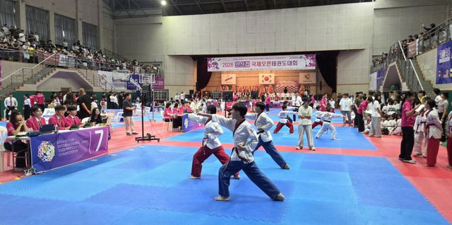 25일 아낫ㄴ 와동 실내체육관에서 열린 ‘2026 안산컵 국제오픈태권도대회’에서 참가자들이 기량을 선보이고 있다. 구재원기자
